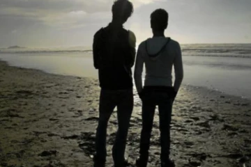 இலங்கை பெண்ணுக்கு வெளிநாட்டு இளைஞர்கள் செய்த முகம் சுழிக்கும் செயல்