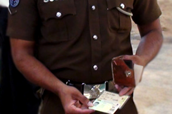 பணப்பையை  தவறவிட்ட இளைஞன் - காவல்துறை அதிகாரியின் மனிதாபிமான செயல்! - ஐபிசி தமிழ்