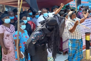 வடமராட்சியில் நூற்றுக் கணக்கில் ஒன்று குவிந்த மக்கள்! போராட்ட வடிவத்தை மாற்றிய கடற் தொழிலாளர்கள் (Photo)