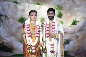 கிரிக்கெட் வீரர் ரோஹித்தை கரம் பிடித்த இயக்குநர் ஷங்கர் மகள்! திருமணத்தில் முதல்வர் மு.க.ஸ்டாலின்... காலில் விழுந்து ஆசி வாங்கிய மணமக்கள்