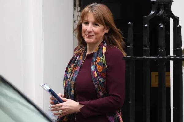 பிரித்தானிய ரயில் பயணிகளுக்கு ஒரு மகிழ்வான செய்தி: 30 ஆண்டுகளில் முதல் முறை | Reeves To Freeze Rail Fares