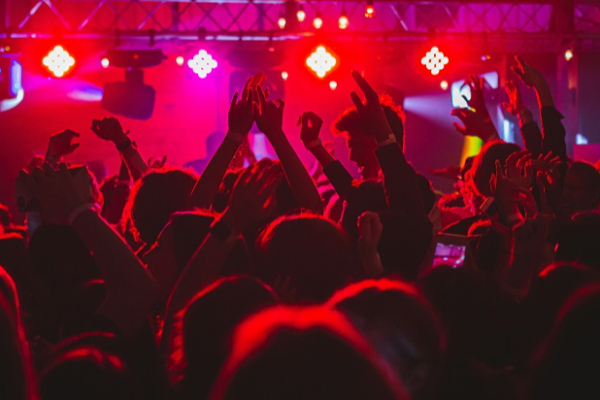 களியாட்ட விடுதி மீது பெற்றோல் குண்டுத் தாக்குதல் ; உரிமையாளர் உட்பட 6 பேர் கைது | Petrol Bomb Attack On A Nightclub