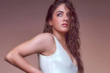 இறுக்கமான ஆடை!! நடிகை வாமிகா கப்பி கிளாமர் புகைப்படங்கள்..