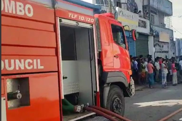 மர ஆலை ஒன்றில் தீ விபத்து ; தீயை அணைக்கும் பணிகள் தீவிரம் | Fire At Wood Mill Crews Battling Blaze மர ஆலை ஒன்றில் தீ விபத்து ; தீயை அணைக்கும் பணிகள் தீவிரம் | Fire At Wood Mill Crews Battling Blaze