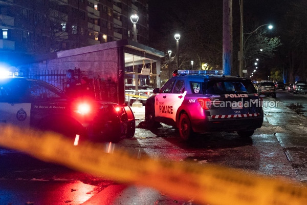 றொரன்டோவில் பயங்கர துப்பாக்கிச் சூட்டு சம்பவம் | Least Two Suspects Sought In Parkdale Shooting