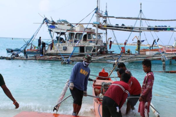 மீன்பிடி படகு கவிழ்ந்ததில் இருவர் பலி; 7 பேர் மாயம் | Two Killed In Fishing Boat Capsize 7 People