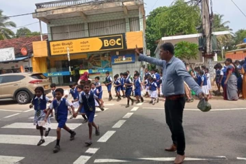 மட்டக்களப்பு பாடசாலை அதிபரின் செயல் ; சமூகவலைத்தளங்களில் வைரலாகும் புகைப்படம்