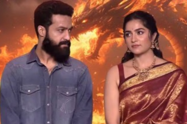 ஜூனியர் NTR அளவுக்கு இல்லை.. நடிகை ருக்மிணி வசந்த் குறித்து மேடையில் பேசிய தயாரிப்பாளர் | Producer Talk About Rukmini Vasanth And Junior Ntr
