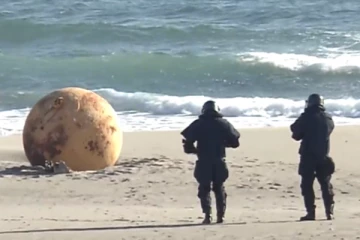 හදුනා නොගත් ගෝලයක් වෙරළට ගසා ගෙනඑයි..(PHOTOS)