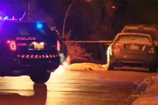 கனடாவில் இயக்க நிலையில் நின்றுகொண்டிருந்த கார்... காருக்குள் பார்த்தவர்களுக்கு காத்திருந்த அதிர்ச்சி