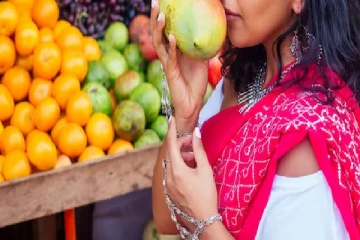 பழங்கள் வாங்க சென்று இளம் யுவதி மீது கைவைத்த பொலிஸ் அதிகாரி!