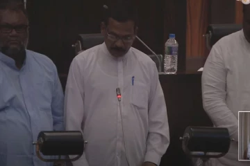 முள்ளிவாய்க்கால் நினைவேந்தல்! இலங்கை நாடாளுமன்றில் ஒரு நிமிட அஞ்சலி!