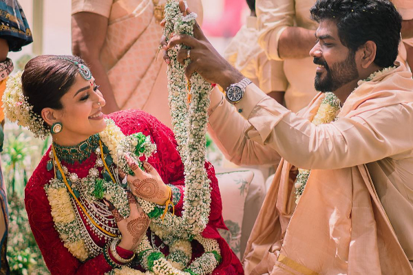 நயன்தாரா - விக்னேஷ் சிவன் திருமண வீடியோ ஏன் வெளியாகவில்லை? காரணம் இதோ | Nayanthara Vignesh Shivan Marriage Video Delay நயன்தாரா - விக்னேஷ் சிவன் திருமண வீடியோ ஏன் வெளியாகவில்லை? காரணம் இதோ | Nayanthara Vignesh Shivan Marriage Video Delay