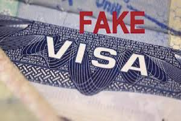 யாழ்ப்பாணத்தைச் சேர்ந்தவர் உட்பட நால்வர் கட்டுநாயக்காவில் கைது | 4 Arrested With Fake Visas யாழ்ப்பாணத்தைச் சேர்ந்தவர் உட்பட நால்வர் கட்டுநாயக்காவில் கைது | 4 Arrested With Fake Visas