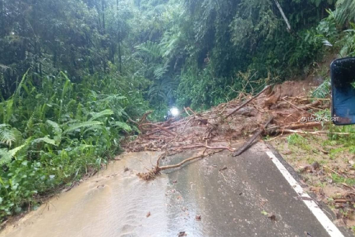 நுவரெலியா மாவட்டத்தின் பிரதான வீதிகளில் மண்சரிவு! | Landslides On Main Roads In Nuwara Eliya நுவரெலியா மாவட்டத்தின் பிரதான வீதிகளில் மண்சரிவு! | Landslides On Main Roads In Nuwara Eliya