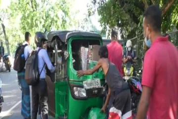 மோட்டார் சைக்கிளும் முச்சக்கரவண்டியும் நேருக்கு நேர் மோதியதில் ஒருவர் பலி