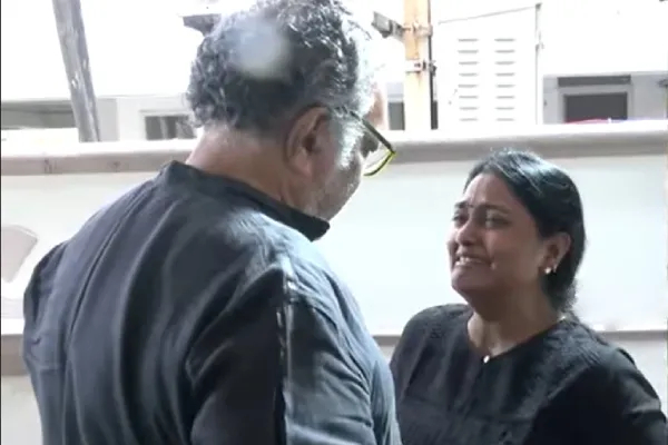 அம்மாவின் உடலை கண்டு கதறிய நிரோஷா - பிரவுவை பார்த்ததும் வெடித்து அழுத ராதிகா! | Radhika Mother Passed Away Prabhu Console