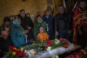 ஏவுகணைத்தாக்குதலில் கொல்லப்பட்ட அக்கா... கண்ணீர் விட்டுக் கதறும் சிறுவன்: கலங்கவைக்கும் புகைப்படம்