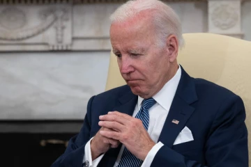 தொடர் இருமலுக்கு நடுவே காணொளி சந்திப்பு நடத்திய அமெரிக்க அதிபர்!