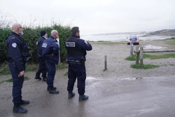 பிரான்ஸில் பைகளை சோதனையிட்ட பொலிசாருக்கு காத்திருந்த அதிர்ச்சி!