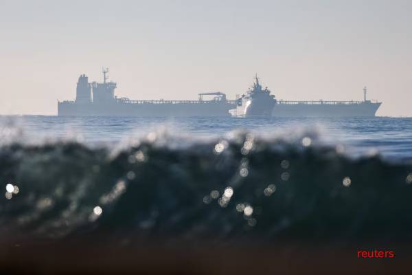 ரஷ்ய எண்ணெய் கடத்தல் கப்பலின் இந்திய மாலுமியைக் கைது செய்த பிரான்ஸ் | France Detains Indian Captain