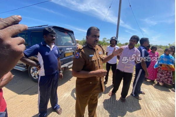 மட்டக்களப்பு பகுதியில் பொலிஸாருக்கும் பொதுமக்களுக்கும் இடையில் முறுகல் நிலை (Video) | Clash Between Police And Public In Chaukkadi Area