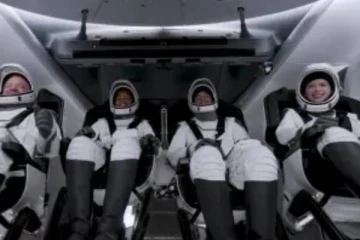 585 கி.மீ அப்பாலிருந்து பூமியை ரசித்த சுற்றுலாப் பயணிகள்