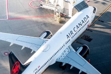 புறப்படும் போது விமானத்தின் கதவை திறந்து கீழே குதித்த பயணி: கனடாவில் பரபரப்பு