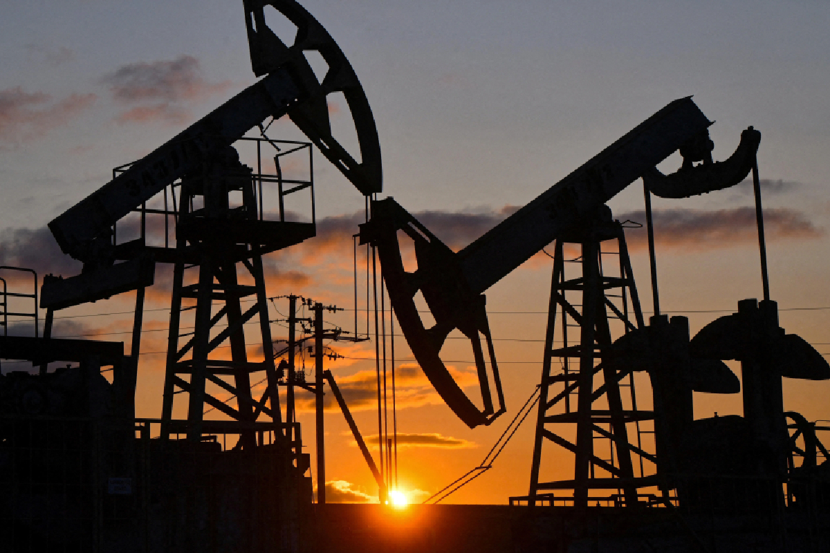 ஹூதி தாக்குதல்கள் : இதுவரை இல்லாத அளவு உயர்ந்துள்ள கச்சா எண்ணெய் விலை | Houthi Attacks Brent Oil Gains As Iran War