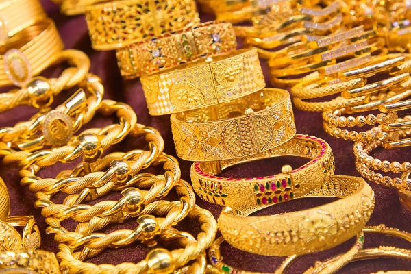 யாழில் சிஐடி என கூறி 38 பவுண் நகை கொள்ளை! | 38 Pounds Of Jewelery Theft