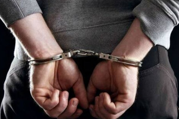 எசல பெரஹெராவில் பாடசாலை மாணவர் உள்ளிட்ட மூவர் கைது | Three Including Student Arrested At Esala Perahera