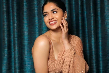 ஸ்லீவ்லெஸ் சேலையில் அப்படி ஒரு போஸ்.. சுனைனா போட்டோஷூட்