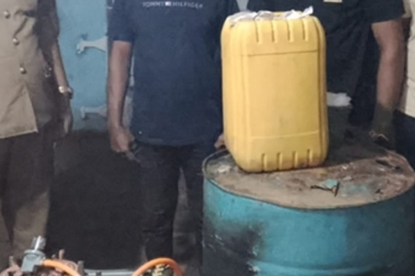 யாழில் வீடொன்றில் கசிப்பு உற்பத்தி ; வசமாக சிக்கிய இளைஞன் | Illicit Liquor Busted In Jaffna Home Youth Held