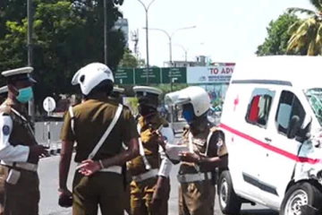 வீதியை விட்டு விலகி கவிழ்ந்த லொறி ; மூவர் காயம்