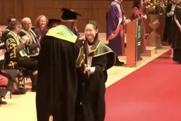 பட்டமளிப்பு விழாவில் இளம்பெண் அடித்த குட்டிக்கரணம்! வைரல் புகைப்படம்