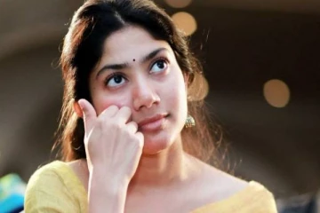 சேலையை பறக்கவிட்டு ரசிகர்களை சொக்க வைத்த சாய் பல்லவி- வைரலாகும் லேட்டஸ்ட் புகைப்படங்கள்