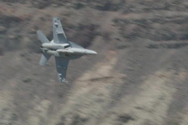 அமெரிக்காவில் போர் விமானம் திடீரென விழுந்து நொறுங்கியது | Pilot Was Killed After Us Navy Fighter Jet Crashed