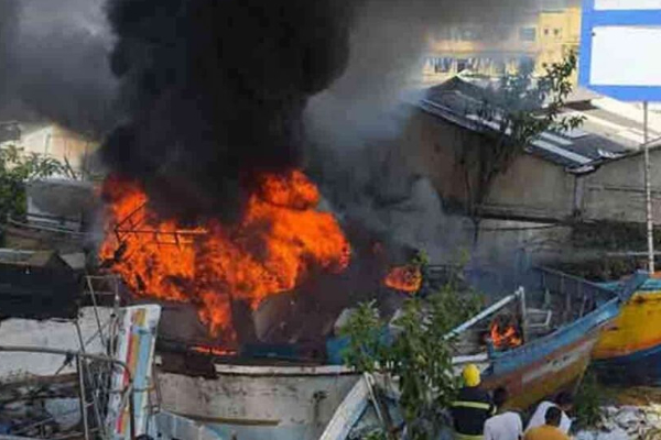 காலி மீன்பிடி துறைமுகத்தில் தீப்பரவல் | Fire Breaks Out At Galle Fishing Harbour