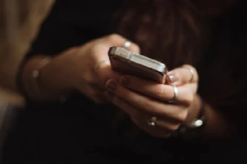 யுவதிக்கு எமனாக மாறிய செல்போன்