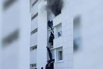 தீப்பற்றி எரிந்த அடுக்குமாடிக் குடியிருப்பு... ஹீரோக்களாக களமிறங்கிய புலம்பெயர்ந்த இளைஞர்களின் துணிச்சல்