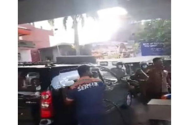 பொலிஸ் அதிகாரியை விரட்டி அடித்த பொதுமக்கள்: காணொளியால் இணையத்தில் சர்ச்சை! | Sri Lanka Petrol Bunk Police Video Controversy