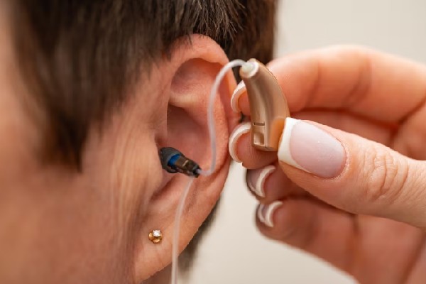 அதிகளவான கனடியர்கள் கேட்டல் திறனை இழக்கின்றனர்? | White Coat The Dose Hearing Loss