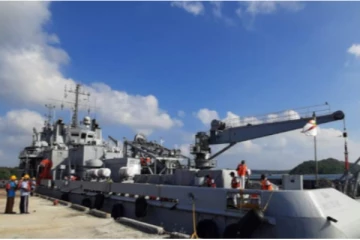 திருகோணமலை துறைமுகத்தை வந்தடைந்துள்ள இந்திய கடற்படை கப்பல் (Photos)