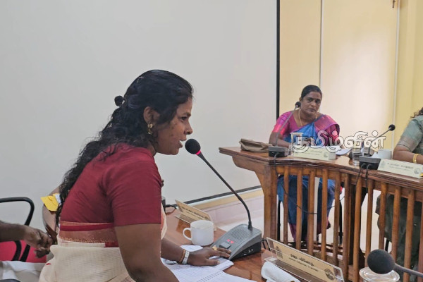 மானிப்பாயில் வீதி விளக்கு பொருத்துவதற்கு தவிசாளர் நிதி கோரியதால் சர்ச்சை | Manipay Chairman Members Install Street Lights மானிப்பாயில் வீதி விளக்கு பொருத்துவதற்கு தவிசாளர் நிதி கோரியதால் சர்ச்சை | Manipay Chairman Members Install Street Lights