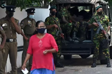 ஆபத்தான ஆயுதங்களுடன் ஹோட்டலில் சிக்கிய 8 இளைஞர்கள்!