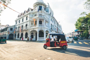 இரும்புக் கம்பியை காட்டி சுற்றுலா பயணிகளுக்கு அச்சுறுத்தல்