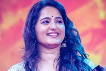 கூப்டு வச்சி அங்கப்படுத்திட்டீங்க!! அனுஷ்கா முன் வருத்தப்பட்ட பிரபல நடிகர்..