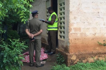 தூக்கில் தொங்கிய நிலையில் மூன்று பிள்ளைகளின் தாயொருவர் சடலமாக மீட்பு