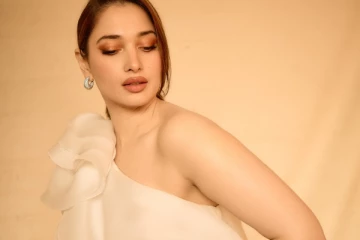 ட்ரெண்டி உடையில் தமன்னா அழகிய போட்டோஷூட்