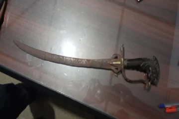 புதையலில் கிடைத்த மன்னர் காலத்து வாளை விற்க முயன்றவர்கள் கைது